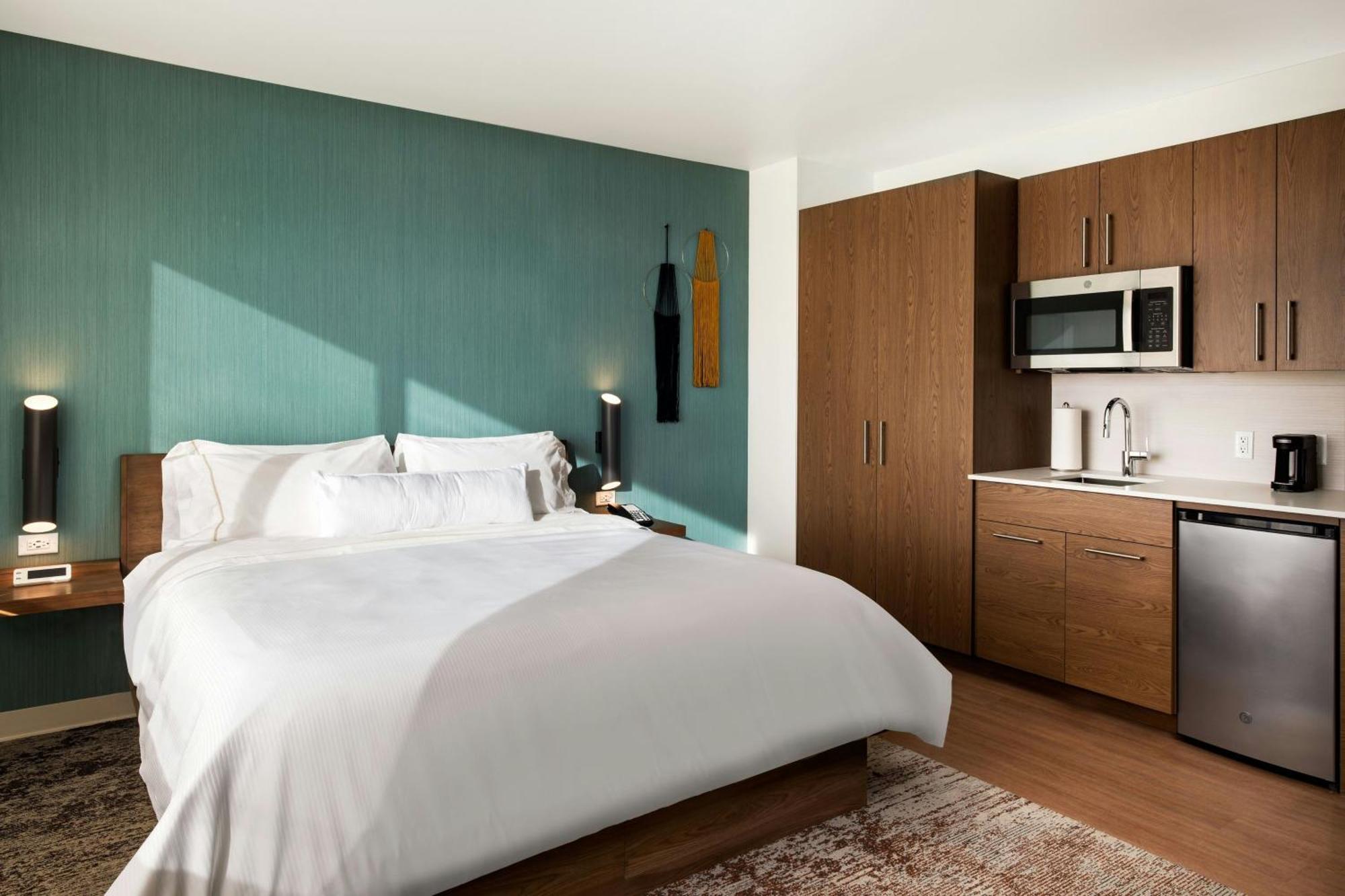 Standard King Room with City View